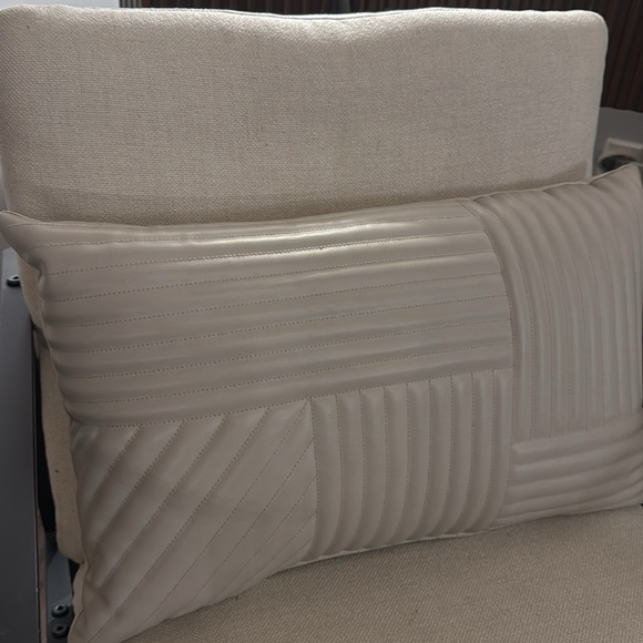 Modern lumbar pillow - Picture 2 of 2
